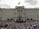 Почти 40 тыс. человек, заполнившие площадь перед воротами Букингемского дворца, восторженно приветствовали королеву-мать, отмечающую сегодня свой сотый день рождения