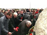Сегодня жители Северной Осетии с раннего утра возлагают цветы к камню, заложенному в основание будущего памятника жертвам кармадонской трагедии