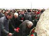 Сегодня жители Северной Осетии с раннего утра возлагают цветы к камню, заложенному в основание будущего памятника жертвам кармадонской трагедии Сегодня жители Северной Осетии с раннего утра возлагают цветы к камню, заложенному в основание будущего памятника жертвам кармадонской трагедии