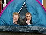 Двое британцев провели 5 дней в палатке около магазина, чтобы купить дешевую мебель на рождественской распродаже