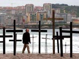Участники прошедших в разных районах Галисии манифестаций водрузили на ее берегах, пострадавших от "черного прилива", гигантские кладбищенские кресты Участники прошедших в разных районах Галисии манифестаций водрузили на ее берегах, пострадавших от "черного прилива", гигантские кладбищенские кресты