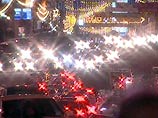 В Санкт-Петербурге вечером в воскресенье прошло красочное новогоднее шествие по центральному проспекту города, во главе которого на санях ехал Дед Мороз. Ударом "волшебного посоха" он зажег праздничную иллюминацию - огни на новогодних елках