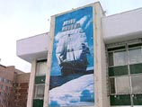 Первый плакат с изображением парусника поместили на здание 24 декабря