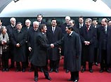 Среди первых пассажиров поезда были премьер Госсовета КНР Чжу Жунцзи и канцлер ФРГ Герхард Шредер