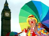 В Лондоне более 10 тысяч человек принимают участие в красочном новогоднем параде, который начался ровно по полудню в первый день нового, 2003 года