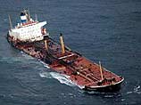 По мнению специалистов компании, решение испанских властей любой ценой отдалить танкер от берегов Испании в момент шторма на море было ошибочным
