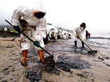 Очистка испанского побережья от нефтепродуктов с затонувшего танкера "Престиж" обойдется втрое дороже, чем предполагалось