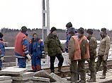Как сообщил в понедельник дежурный МЧС России, авария произошла накануне вечером. С рельсов сошли 28 вагонов поезда, 23 из них - с углем, 4 - с бензином и один - с химическими удобрениями Как сообщил в понедельник дежурный МЧС России, авария произошла накануне вечером. С рельсов сошли 28 вагонов поезда, 23 из них - с углем, 4 - с бензином и один - с химическими удобрениями