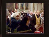Рождественское богослужение в Петропавловске-Камчатском впервые транслируется на экране, установленном над входом в храм Рождественское богослужение в Петропавловске-Камчатском впервые транслируется на экране, установленном над входом в храм