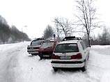 Из-за начавшихся в ночь с понедельника на вторник сильного снегопада и метели на дорогах Венгрии воцарился настоящий хаос