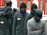 Осужденные африканцы активно примеряют русские валенки и шапки-ушанки