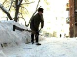 В ближайшие дни из московских дворов начнут вывозить снег, который пока дворники складируют на тротуарах
