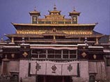 Туристов привлекают в Тибете старинные  ламаистские монастыри - кладезь древних тибетских знаний