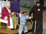 Папа Римский с карликом-циркачем