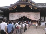 Японский премьер вновь посетил синтоистский храм-мемориал Ясукуни
