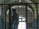 Милиционер подписал необходимые документы и вышел с территории изолятора на улицу Милиционер подписал необходимые документы и вышел с территории изолятора на улицу