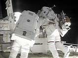 Астронавты шестой постоянной экспедиции Международной космической станции совершат сегодня свой первый выход в открытый космос