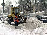 Температура воздуха около нулевой отметки и обильные снегопады последних дней привели к тому, что практически все дороги Москвы покрылись вязкой и скользкой снежной кашей, одинаково опасной как для пешеходов, так и для водителей
