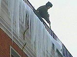 Первые пострадавшие от сосулек появились в Москве Первые пострадавшие от сосулек появились в Москве