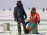 Рыбаков, унесенных на льдине в Ладожском озере, спасли
