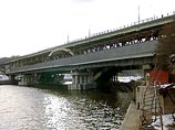 С Лужнецкого моста в Москву-реку упал трактор

