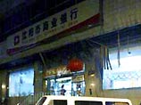 У банка раздался мощный взрыв, сразу после которого внутрь здания ворвались трое преступников в масках. Налетчикам удалось вынести 1,97 млн юаней (237 тысяч долларов) наличными и скрыться