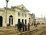 Очагов жизни осталось несколько. Вокзал - единственное место, где слышен стук молотков. Его восстанавливают в третий раз, восстанавливают силами и средствами работников вокзала, которым, по их словам,ни один руководитель в республике не помог. Очагов жизни осталось несколько. Вокзал - единственное место, где слышен стук молотков. Его восстанавливают в третий раз, восстанавливают силами и средствами работников вокзала, которым, по их словам,ни один руководитель в республике не помог.