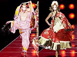 Ведущий британский дизайнер дома моды Dior Джон Гальяно при формировании виртуозной коллекции haute couture исходил из стиля китайской оперы 18 века Ведущий британский дизайнер дома моды Dior Джон Гальяно при формировании виртуозной коллекции haute couture исходил из стиля китайской оперы 18 века
