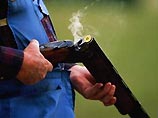 Охотник и его приятель вернулись с охоты в Ноттунле в окрестностях Мюнстера и, присев отдохнуть, положили свои ружья на стул прямо перед собой. Когда они сели, собака прыгнула на стул, и одно из ружей выстрелило Охотник и его приятель вернулись с охоты в Ноттунле в окрестностях Мюнстера и, присев отдохнуть, положили свои ружья на стул прямо перед собой. Когда они сели, собака прыгнула на стул, и одно из ружей выстрелило
