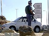 После того, как полицейские остановили автомобиль, четверо его пассажиров смогли убежать. Ни одного из них стражам порядка задержать не удалось После того, как полицейские остановили автомобиль, четверо его пассажиров смогли убежать. Ни одного из них стражам порядка задержать не удалось