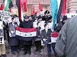 Издание отмечает, что митинг, состоявшийся в прошлый уик-энд в центре Москвы, был задуман как знак солидарности со старым другом, Ираком, в тот момент, когда американский агрессор активизирует военные приготовления, но собрал всего 150 человек Издание отмечает, что митинг, состоявшийся в прошлый уик-энд в центре Москвы, был задуман как знак солидарности со старым другом, Ираком, в тот момент, когда американский агрессор активизирует военные приготовления, но собрал всего 150 человек