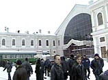 В настоящее время проверку помещений вокзала и прилегающих территорий проводят взрывотехники ОМОН ГУВД Петербурга и Ленобласти