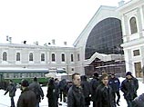 В настоящее время проверку помещений вокзала и прилегающих территорий проводят взрывотехники ОМОН ГУВД Петербурга и Ленобласти В настоящее время проверку помещений вокзала и прилегающих территорий проводят взрывотехники ОМОН ГУВД Петербурга и Ленобласти