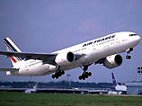 Два пассажира выпали из лайнера Boeing 777 авиакомпании Air France, когда самолет заходил на посадку в Шанхае. Пассажиры упали на крышу одного из домов пригорода Лаосин и разбились насмерть