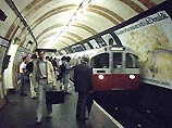 Инцидент произошел на станции метро "Ченсери Лэйн" в центре Лондона. Метропоезд состоял из восьми вагонов, полностью заполненных пассажирами. С рельсов он сошел перед самым въездом в тоннель