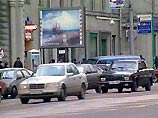 Злоумышленники отвезли хозяйку автомобиля на 27-й километр Московской кольцевой дороги, высадили её из иномарки, а сами скрылись на "мерседесе"