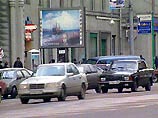Злоумышленники отвезли хозяйку автомобиля на 27-й километр Московской кольцевой дороги, высадили её из иномарки, а сами скрылись на "мерседесе" Злоумышленники отвезли хозяйку автомобиля на 27-й километр Московской кольцевой дороги, высадили её из иномарки, а сами скрылись на "мерседесе"