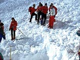 Спасателям удалось вытащить из-под снега четырех человек и оправить их в больницу