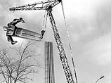 Установленый в июле 1980 года памятник Юрию Гагарину на Ленинском проспекте может рухнуть