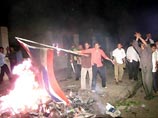 В среду посольство Таиланда в столице Камбоджи Пномпене было разграблено и сожжено сотнями местных жителей, участвовавших в антитайской демонстрации протеста