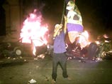 Акция протеста продолжалась весь день. Протестующие сожгли флаг Таиланда, подожгли грузовик и забросали окна посольских учреждений камнями