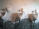 При пользовании общественным туалетом они испытывают психологические проблемы, особенно если рядом с ними стоит посторонний человек