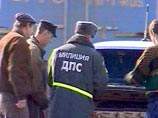 На Рижской эстакаде "Москвич" завис на бордюре на высоте около 2 м На Рижской эстакаде "Москвич" завис на бордюре на высоте около 2 м