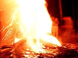 Ритуал зажжения большого костра сразу после захода солнца и символического сжигания в нем грехов олицетворяет огненное очищение от всего неблагого Ритуал зажжения большого костра сразу после захода солнца и символического сжигания в нем грехов олицетворяет огненное очищение от всего неблагого