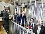 В ходе процесса двое из шести обвиняемых признали себя виновными в незаконном приобретении оружия. Сам Лимонов отвергает все предъявленные ему обвинения В ходе процесса двое из шести обвиняемых признали себя виновными в незаконном приобретении оружия. Сам Лимонов отвергает все предъявленные ему обвинения