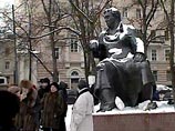 Жители Патриарших прудов протестовали против создания здесь многофигурной композиции-памятника писателю Михаилу Буглакову работы Александра Рукавишникова Жители Патриарших прудов протестовали против создания здесь многофигурной композиции-памятника писателю Михаилу Буглакову работы Александра Рукавишникова
