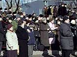 На Мамаевом кургане, ставшем в воскресенье центром грандиозных торжеств, было необыкновенно многолюдно. Десятки тысяч людей целыми семьями с маленькими детьми пришли на священное место почтить память героев На Мамаевом кургане, ставшем в воскресенье центром грандиозных торжеств, было необыкновенно многолюдно. Десятки тысяч людей целыми семьями с маленькими детьми пришли на священное место почтить память героев