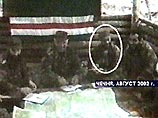 На пленке отчетливо видно, что по левую руку от Масхадова сидит полевой командир Сейф Ислам На пленке отчетливо видно, что по левую руку от Масхадова сидит полевой командир Сейф Ислам