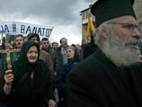 Верующие в городке близ горы Афон вышли на манифестацию с лозунгами "Православие или смерть" Верующие в городке близ горы Афон вышли на манифестацию с лозунгами "Православие или смерть"