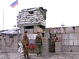 Федеральные войска в Чечне усилили меры безопасности в связи с тем, что сегодня отмечается "День независимости Ичкерии". Не исключено, что боевики по случаю своего праздника проведут несколько боевых операций - диверсий и взрывов